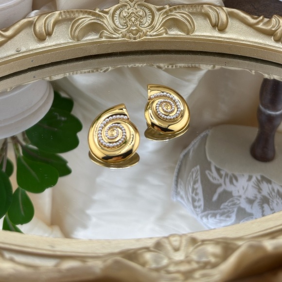 Gold Spiral Shell Earrings with Imitation Pearls – PVD Real Gold Plated - Picture 13 of 16